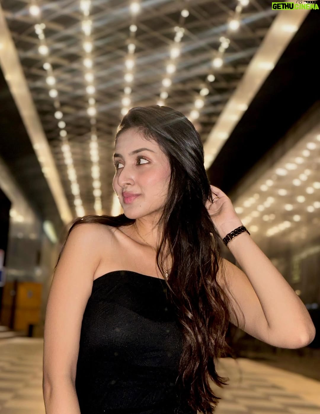 Anchal Sahu - 109.2K Likes - Let the black do the talking. #timelesstones🫶🏻
📸: @ankurvermaofficial 🥹♥️