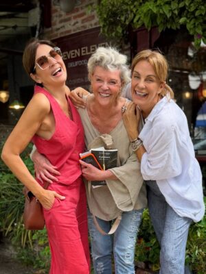 Andrea Frigerio Instagram - La alegrĆa del encuentro! Las quiero, chicas @andreafrigeriook @tinidebucourt #bynequi