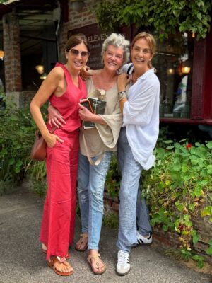 Andrea Frigerio Instagram - La alegrĆa del encuentro! Las quiero, chicas @andreafrigeriook @tinidebucourt #bynequi