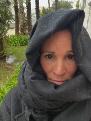 Andrea McLean Instagram - Tell me you live in a flat and have to stand in the rain while your dog has a poo, 
without telling me you live in a flat and have to stand in the rain while your dog has a poo. 

I’m looking at you @teddymcfeen (but I really don’t want to 💩🤢☔️)
