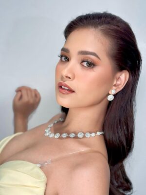 Angela Morena Instagram - @angelamorena_ ✨
Salvageland red carpet premiere night

Make up : @makeupbytin.s @tinsuann 
Hair : @hairbydaveepascua_ 
Asst. Make up : @amor.drj 

Thank you for trusting my team

#hairandmakeup #angelamorena #makeupmanila