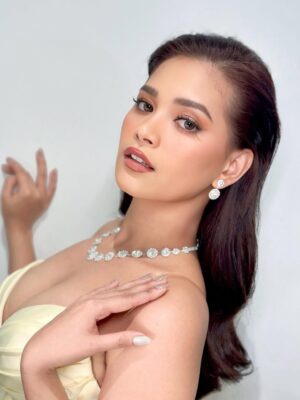 Angela Morena Instagram - @angelamorena_ ✨
Salvageland red carpet premiere night

Make up : @makeupbytin.s @tinsuann 
Hair : @hairbydaveepascua_ 
Asst. Make up : @amor.drj 

Thank you for trusting my team

#hairandmakeup #angelamorena #makeupmanila