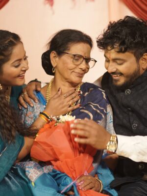 Anjana Singh Instagram - Beautiful Beginning of 2k26
With
Family 🧿& Friends ❤️🧿
Happy Birthday Maa ❤️🧿
Happy New Year 🥳 
From us to you 🌸🌼