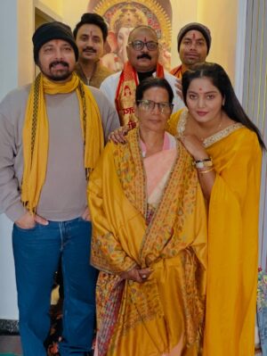 Anjana Singh Instagram - Beautiful Beginning of 2k26
With
Family 🧿& Friends ❤️🧿
Happy Birthday Maa ❤️🧿
Happy New Year 🥳 
From us to you 🌸🌼