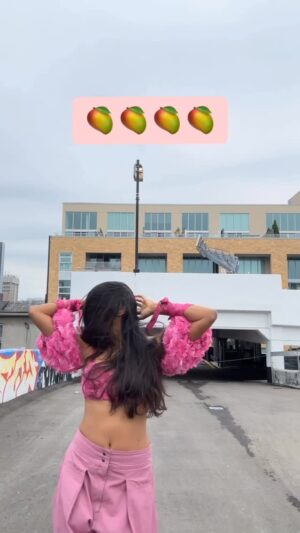 Anjulie Persaud Instagram - Juice mango for you peel da banana 🥭🍌
#songwriter #guyanese #mango