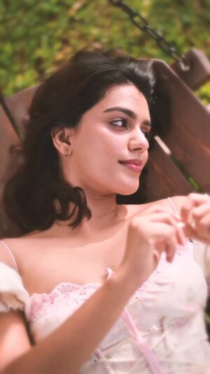 Ansha Mohan Instagram - Halo 🦢🤍🪽…

〰️

Outfit @lacemadeofficial