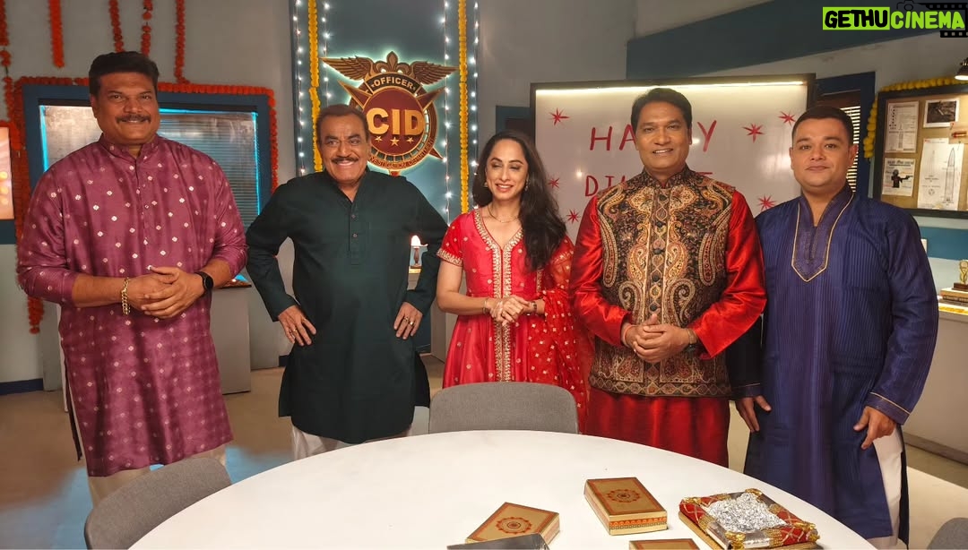 Ansha Sayed - 118.7K Likes - 🪔 🪔 Wonderful year spent with my most favorite people on the planet 🪔 🪔
Happy Diwali 😊 
#cid2