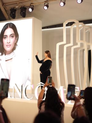Anshula Kapoor Instagram - Camera roll archives from a very special evening!

@lancomeofficial announced @sonamkapoor didi as their newest Brand Ambassador and clearly me and my gallery couldn’t keep calm. 

@mynykaa
#SonamforLancôme 
#LancômeIndia #LancômeSkincare #LancômeFragrances