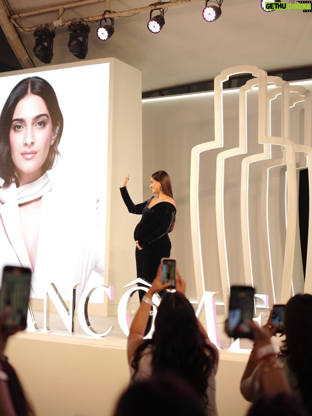 Anshula Kapoor - 50.2K Likes - Camera roll archives from a very special evening!

@lancomeofficial announced @sonamkapoor didi as their newest Brand Ambassador and clearly me and my gallery couldn’t keep calm. 

@mynykaa
#SonamforLancôme 
#LancômeIndia #LancômeSkincare #LancômeFragrances