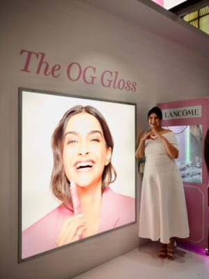 Anshula Kapoor Instagram - Camera roll archives from a very special evening!

@lancomeofficial announced @sonamkapoor didi as their newest Brand Ambassador and clearly me and my gallery couldn’t keep calm. 

@mynykaa
#SonamforLancôme 
#LancômeIndia #LancômeSkincare #LancômeFragrances