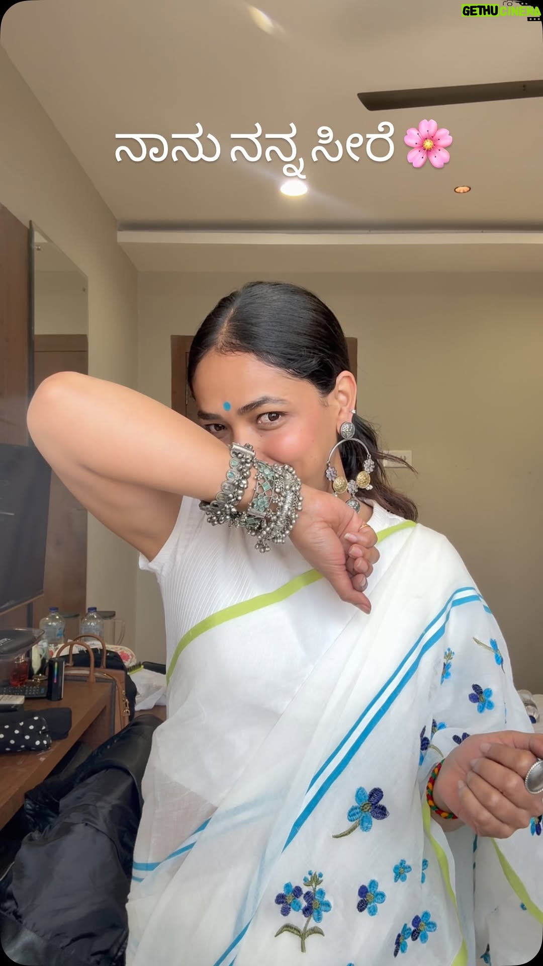 Anupama Gowda - 102.9K Likes - ನಾನು ನನ್ನ ಸೀರೆ 🌸🤍
Episode 13 

Saree : @saagalaya_houseofweaves 
Crop top : @hm 
Accessories: @kashi_jewellery_