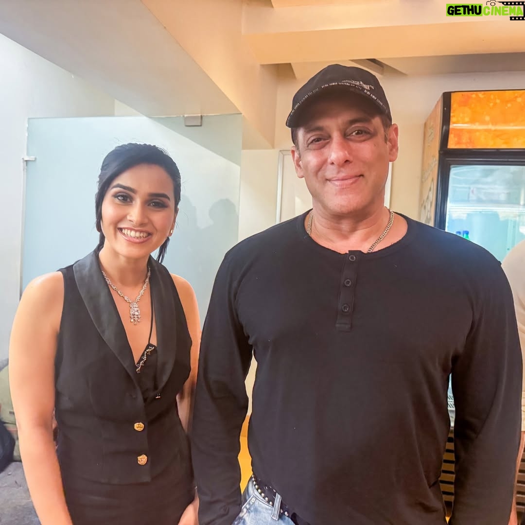 Anushka Kaushik - 46.1K Likes - The picture I took for my dad years ago, came out from the gallery today to wish @beingsalmankhan happy birthday 🥳