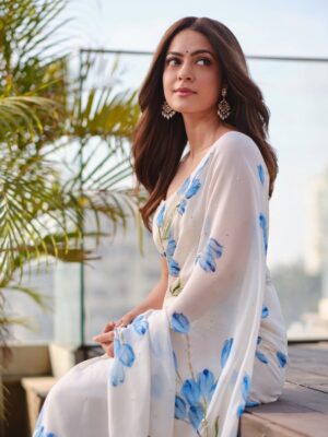 Anya Singh Instagram - Been listening to this on loop💫🧿
Your voice @vishalmishraofficial & the OG Roop sir 🤍

Hair- @yashdeeps7 
Makeup- @niccky_rajaanie 
Saree - @picchika
Jewelry - @shopnaymee @offbeatmediain
Stylist - @ruchikrishnastyles with @barnaaraha
Photography- @harneshjoshi