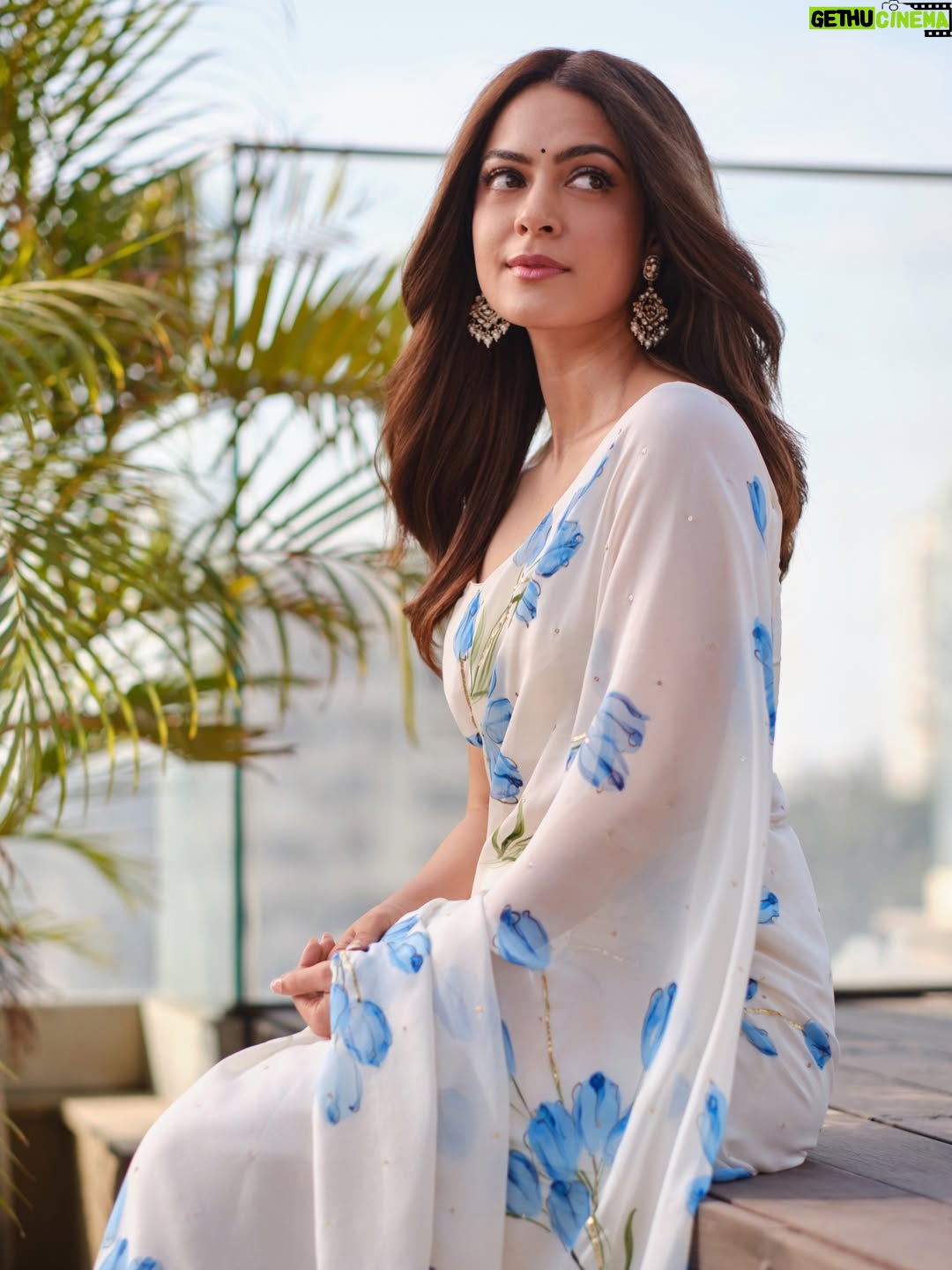 Anya Singh - 75.4K Likes - Been listening to this on loop💫🧿
Your voice @vishalmishraofficial & the OG Roop sir 🤍

Hair- @yashdeeps7 
Makeup- @niccky_rajaanie 
Saree - @picchika
Jewelry - @shopnaymee @offbeatmediain
Stylist - @ruchikrishnastyles with @barnaaraha
Photography- @harneshjoshi