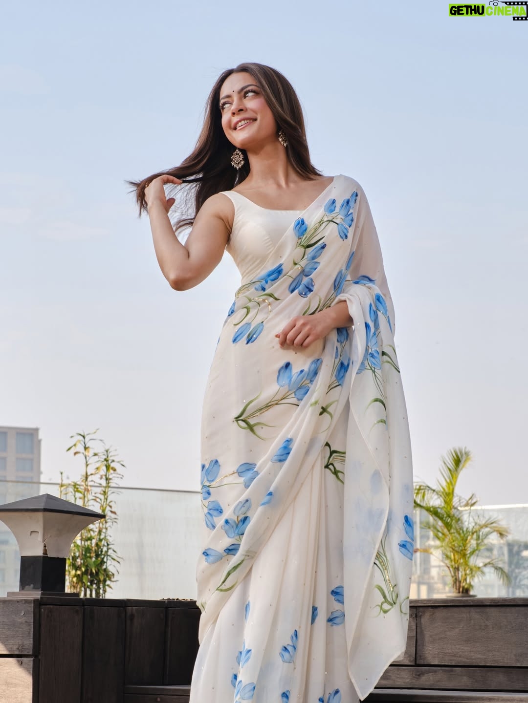 Anya Singh - 75.4K Likes - Been listening to this on loop💫🧿
Your voice @vishalmishraofficial & the OG Roop sir 🤍

Hair- @yashdeeps7 
Makeup- @niccky_rajaanie 
Saree - @picchika
Jewelry - @shopnaymee @offbeatmediain
Stylist - @ruchikrishnastyles with @barnaaraha
Photography- @harneshjoshi