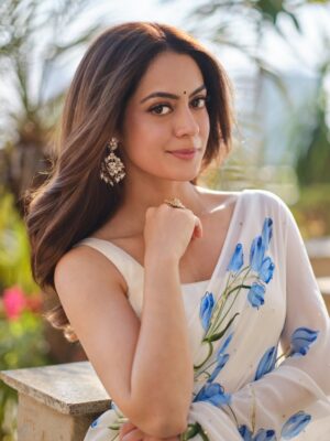 Anya Singh Instagram - Been listening to this on loop💫🧿
Your voice @vishalmishraofficial & the OG Roop sir 🤍

Hair- @yashdeeps7 
Makeup- @niccky_rajaanie 
Saree - @picchika
Jewelry - @shopnaymee @offbeatmediain
Stylist - @ruchikrishnastyles with @barnaaraha
Photography- @harneshjoshi