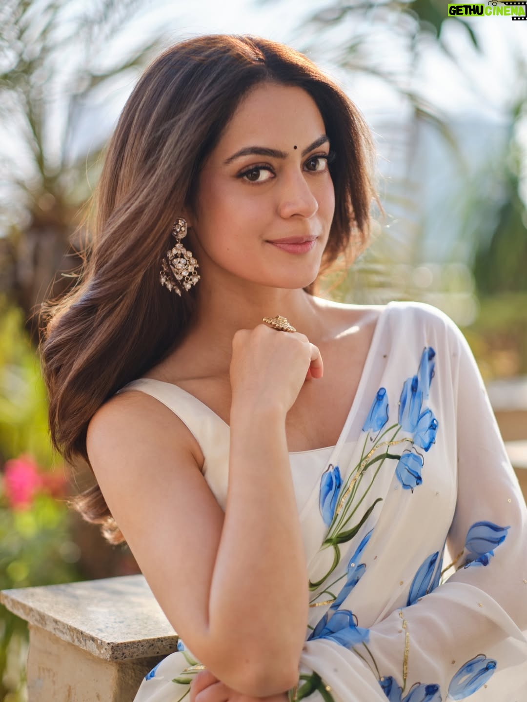 Anya Singh - 75.4K Likes - Been listening to this on loop💫🧿
Your voice @vishalmishraofficial & the OG Roop sir 🤍

Hair- @yashdeeps7 
Makeup- @niccky_rajaanie 
Saree - @picchika
Jewelry - @shopnaymee @offbeatmediain
Stylist - @ruchikrishnastyles with @barnaaraha
Photography- @harneshjoshi