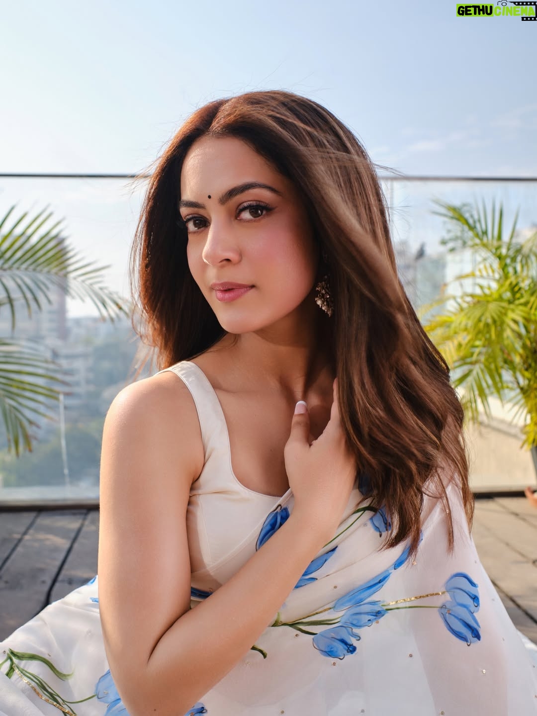 Anya Singh - 75.4K Likes - Been listening to this on loop💫🧿
Your voice @vishalmishraofficial & the OG Roop sir 🤍

Hair- @yashdeeps7 
Makeup- @niccky_rajaanie 
Saree - @picchika
Jewelry - @shopnaymee @offbeatmediain
Stylist - @ruchikrishnastyles with @barnaaraha
Photography- @harneshjoshi