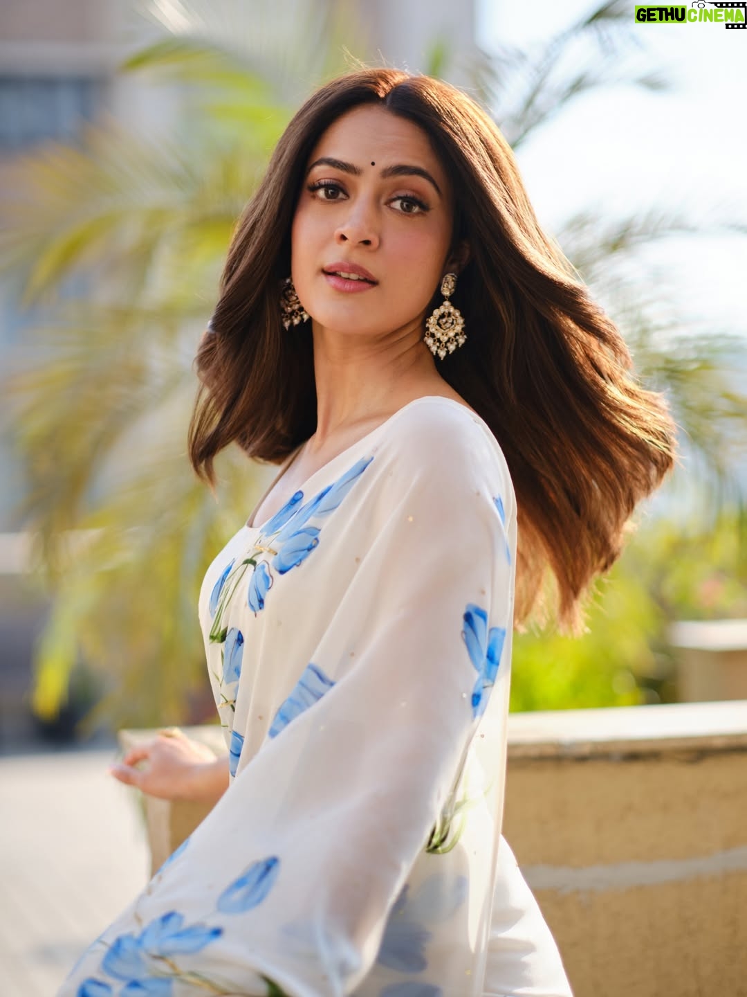 Anya Singh - 75.4K Likes - Been listening to this on loop💫🧿
Your voice @vishalmishraofficial & the OG Roop sir 🤍

Hair- @yashdeeps7 
Makeup- @niccky_rajaanie 
Saree - @picchika
Jewelry - @shopnaymee @offbeatmediain
Stylist - @ruchikrishnastyles with @barnaaraha
Photography- @harneshjoshi