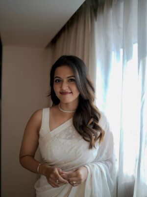 Aparna Das Instagram - 🦢🎶
Makeup : @makeupbyseenaimage
Photography: @_janakiy_
Saree : @nimmi_mathew @eira_clothing__