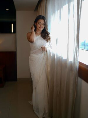 Aparna Das Instagram - 🦢🎶
Makeup : @makeupbyseenaimage
Photography: @_janakiy_
Saree : @nimmi_mathew @eira_clothing__