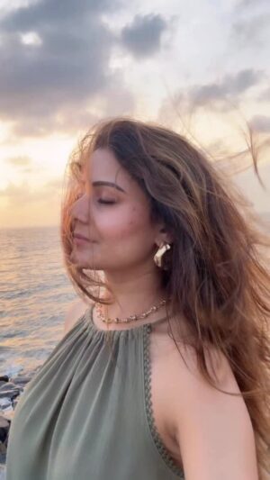 Archana Gupta Instagram - Kitni Ajeeb hai na ye duniya….
.
.
.
.
.
#sunset #feelings #love #shayari #zindagi #archanagupta #explore #trendingreels #mumbai #beauty #arabiansea