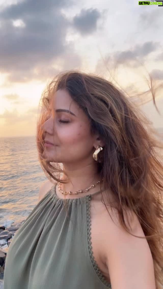 Archana Gupta - 7.4K Likes - Kitni Ajeeb hai na ye duniya….
.
.
.
.
.
#sunset #feelings #love #shayari #zindagi #archanagupta #explore #trendingreels #mumbai #beauty #arabiansea