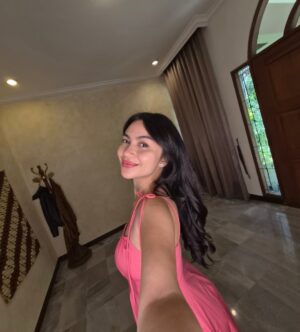 Ariel Tatum Instagram - On Wednesday, we wear PINK! 💖

But something was a little off, so I had to do a little easy touch! 

I've been finding perfection in every frame with a little help from Samsung Galaxy Z Flip7. Removing objects seamlessly with Generative Edit, making every snap undeniably flawless.

Sebelum tahun berganti, jangan lupa hapus segala distraksi, menyisakan ruang untuk esensi.

Jadi, apa hal yang paling ingin kamu "hilangkan" biar harimu lebih tenang? Can your phone do that? #GalaxyCan

@samsungindonesia 
#GalaxyZFlip7
