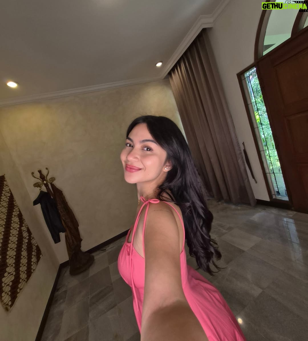 Ariel Tatum - 356.3K Likes - On Wednesday, we wear PINK! 💖

But something was a little off, so I had to do a little easy touch! 

I've been finding perfection in every frame with a little help from Samsung Galaxy Z Flip7. Removing objects seamlessly with Generative Edit, making every snap undeniably flawless.

Sebelum tahun berganti, jangan lupa hapus segala distraksi, menyisakan ruang untuk esensi.

Jadi, apa hal yang paling ingin kamu "hilangkan" biar harimu lebih tenang? Can your phone do that? #GalaxyCan

@samsungindonesia 
#GalaxyZFlip7