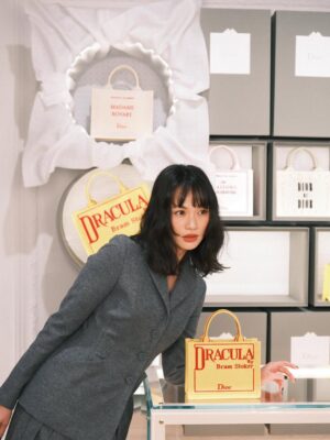 Asami Usuda Instagram - 🍀🐝Dior🐝🍀
ジョナサン・アンダーソンが
初めて手掛けたディオールのポップアップが本日より伊勢丹新宿店にてスタート🐝

知性を感じながらも
どこか解放感のある
絶妙バランスがたまらないセットアップ♥︎

@Dior 
#DiorSummer26 #SupportedbyDior
