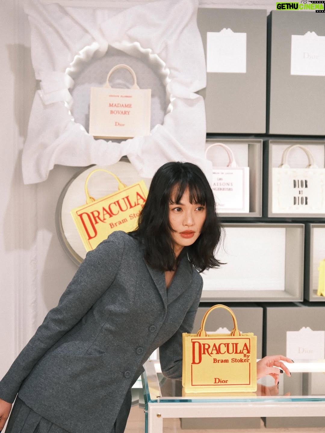 Asami Usuda - 11.4K Likes - 🍀🐝Dior🐝🍀
ジョナサン・アンダーソンが
初めて手掛けたディオールのポップアップが本日より伊勢丹新宿店にてスタート🐝

知性を感じながらも
どこか解放感のある
絶妙バランスがたまらないセットアップ♥︎

@Dior 
#DiorSummer26 #SupportedbyDior