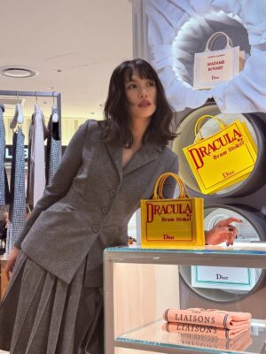 Asami Usuda Instagram - 🍀🐝Dior🐝🍀
ジョナサン・アンダーソンが
初めて手掛けたディオールのポップアップが本日より伊勢丹新宿店にてスタート🐝

知性を感じながらも
どこか解放感のある
絶妙バランスがたまらないセットアップ♥︎

@Dior 
#DiorSummer26 #SupportedbyDior