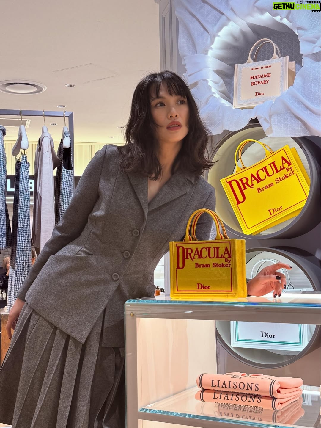 Asami Usuda - 11.4K Likes - 🍀🐝Dior🐝🍀
ジョナサン・アンダーソンが
初めて手掛けたディオールのポップアップが本日より伊勢丹新宿店にてスタート🐝

知性を感じながらも
どこか解放感のある
絶妙バランスがたまらないセットアップ♥︎

@Dior 
#DiorSummer26 #SupportedbyDior