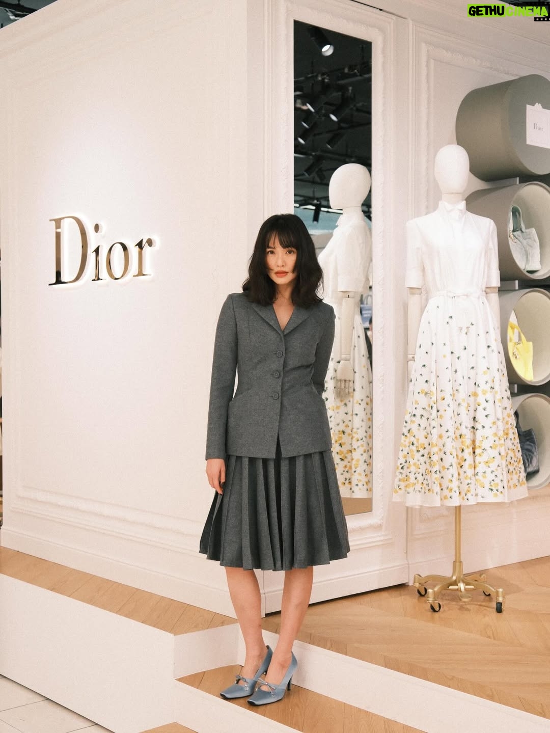Asami Usuda - 11.4K Likes - 🍀🐝Dior🐝🍀
ジョナサン・アンダーソンが
初めて手掛けたディオールのポップアップが本日より伊勢丹新宿店にてスタート🐝

知性を感じながらも
どこか解放感のある
絶妙バランスがたまらないセットアップ♥︎

@Dior 
#DiorSummer26 #SupportedbyDior