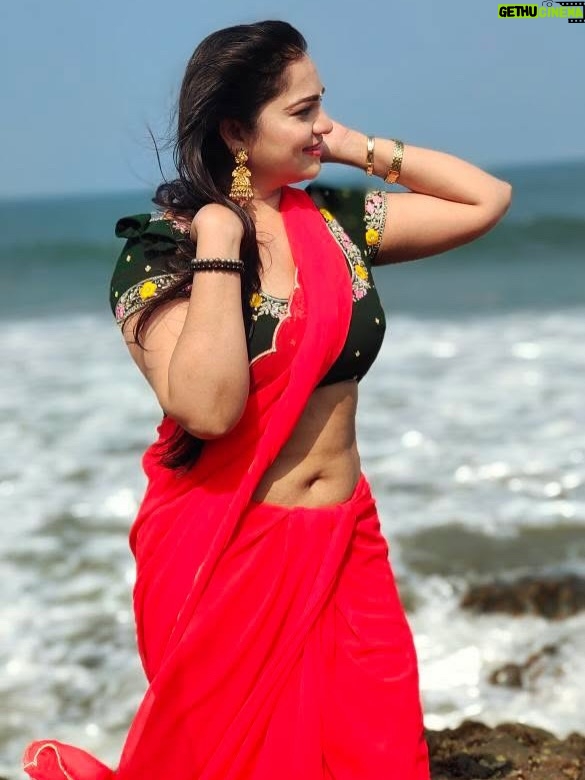 Ashwini Sree - 59.9K Likes - Red saree and bluesky 🌌 🌊 fill my heart♥️♥️♥️♥️

#red #saree #bluesky #bluewave #ashwini