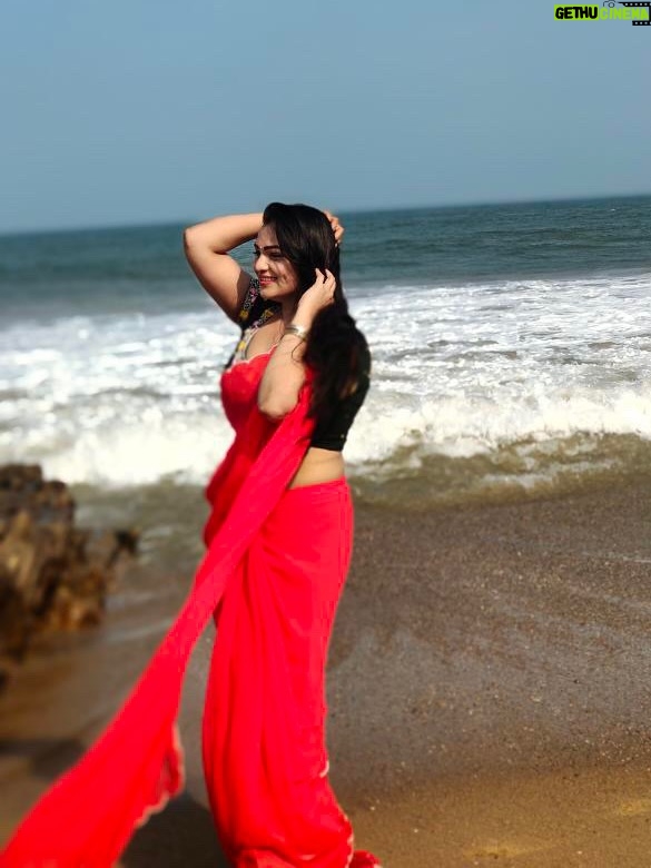 Ashwini Sree - 59.9K Likes - Red saree and bluesky 🌌 🌊 fill my heart♥️♥️♥️♥️

#red #saree #bluesky #bluewave #ashwini