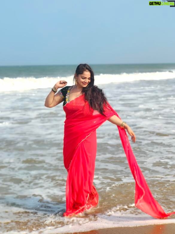 Ashwini Sree - 59.9K Likes - Red saree and bluesky 🌌 🌊 fill my heart♥️♥️♥️♥️

#red #saree #bluesky #bluewave #ashwini