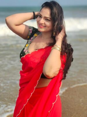 Ashwini Sree Instagram - Red saree and bluesky 🌌 🌊 fill my heart♥️♥️♥️♥️

#red #saree #bluesky #bluewave #ashwini