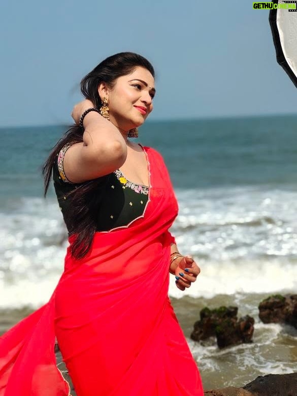 Ashwini Sree - 59.9K Likes - Red saree and bluesky 🌌 🌊 fill my heart♥️♥️♥️♥️

#red #saree #bluesky #bluewave #ashwini