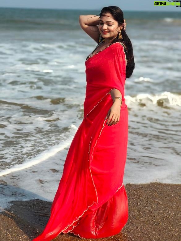 Ashwini Sree - 59.9K Likes - Red saree and bluesky 🌌 🌊 fill my heart♥️♥️♥️♥️

#red #saree #bluesky #bluewave #ashwini