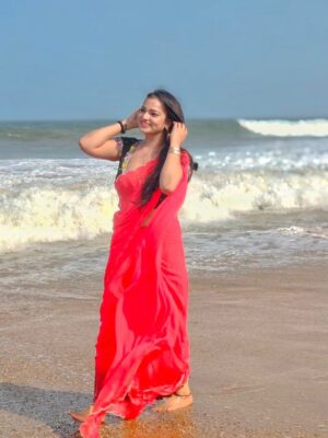 Ashwini Sree Instagram - Red saree and bluesky 🌌 🌊 fill my heart♥️♥️♥️♥️

#red #saree #bluesky #bluewave #ashwini