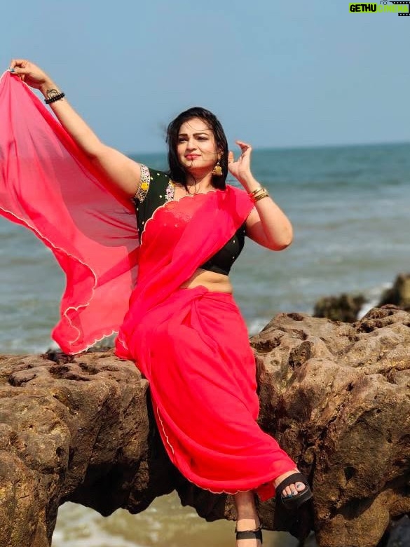 Ashwini Sree - 59.9K Likes - Red saree and bluesky 🌌 🌊 fill my heart♥️♥️♥️♥️

#red #saree #bluesky #bluewave #ashwini