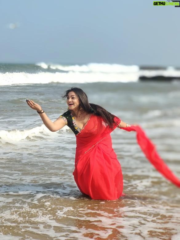 Ashwini Sree - 59.9K Likes - Red saree and bluesky 🌌 🌊 fill my heart♥️♥️♥️♥️

#red #saree #bluesky #bluewave #ashwini