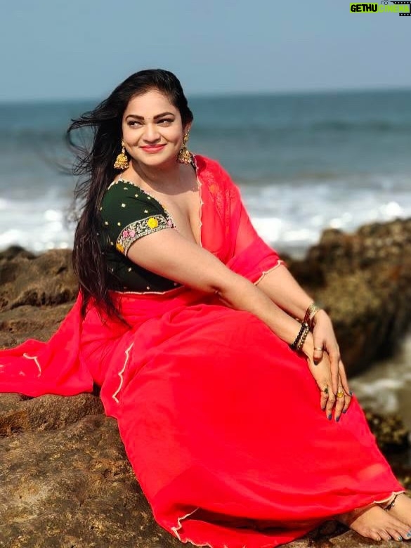 Ashwini Sree - 59.9K Likes - Red saree and bluesky 🌌 🌊 fill my heart♥️♥️♥️♥️

#red #saree #bluesky #bluewave #ashwini