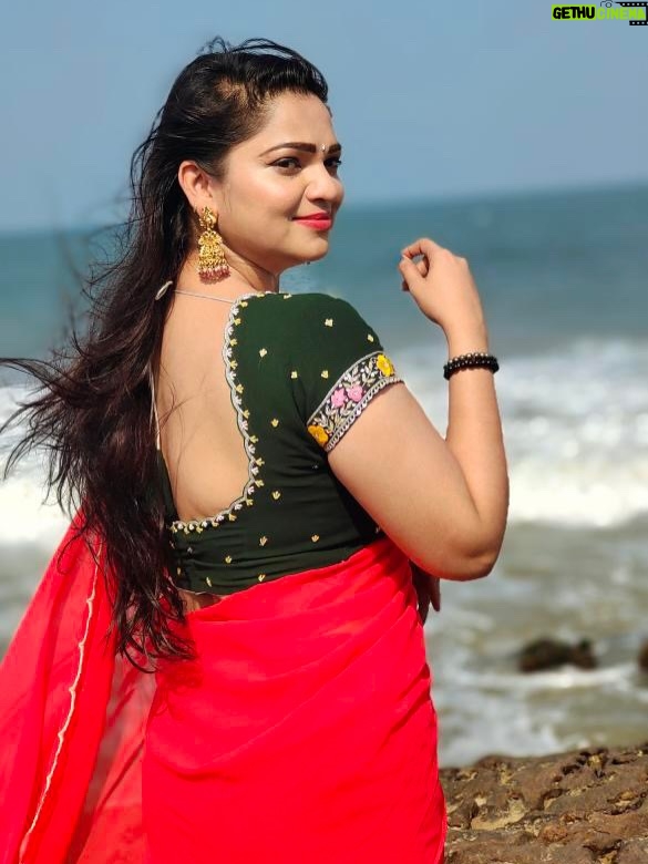 Ashwini Sree - 59.9K Likes - Red saree and bluesky 🌌 🌊 fill my heart♥️♥️♥️♥️

#red #saree #bluesky #bluewave #ashwini