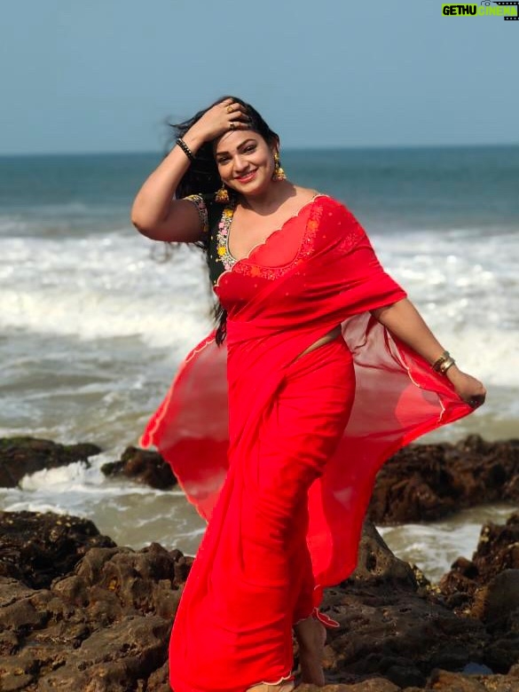 Ashwini Sree - 59.9K Likes - Red saree and bluesky 🌌 🌊 fill my heart♥️♥️♥️♥️

#red #saree #bluesky #bluewave #ashwini