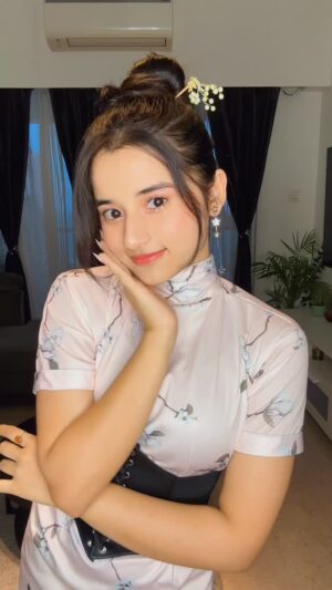 Aurra Bhatnagar Badoni Instagram - Chinese trend 🇨🇳✨ 

#fyp #trending #reel #chinesetrend #instagram