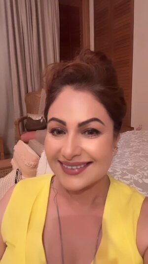 Ayesha Jhulka Instagram - You try giving a finger … they take your hand 😡😬🤯🤓

#instagood #fun #instagram #reels #me