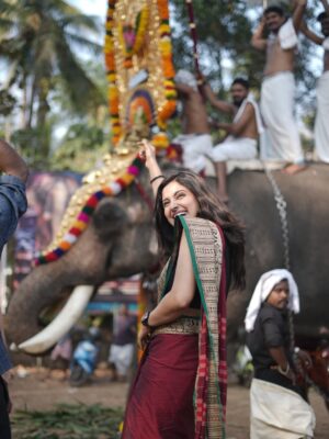 Ayesha Zeenath Instagram - POOORAM 💃🏻🤟🏻

:
:
: wearing @kaithari_studio ❤️
#trissur #pooram #fun #native