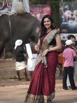 Ayesha Zeenath Instagram - POOORAM 💃🏻🤟🏻

:
:
: wearing @kaithari_studio ❤️
#trissur #pooram #fun #native